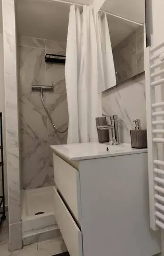 Charming With Terrace In Appartement *